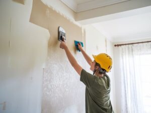 0Skrobak i pozostałości tapety na podłodze